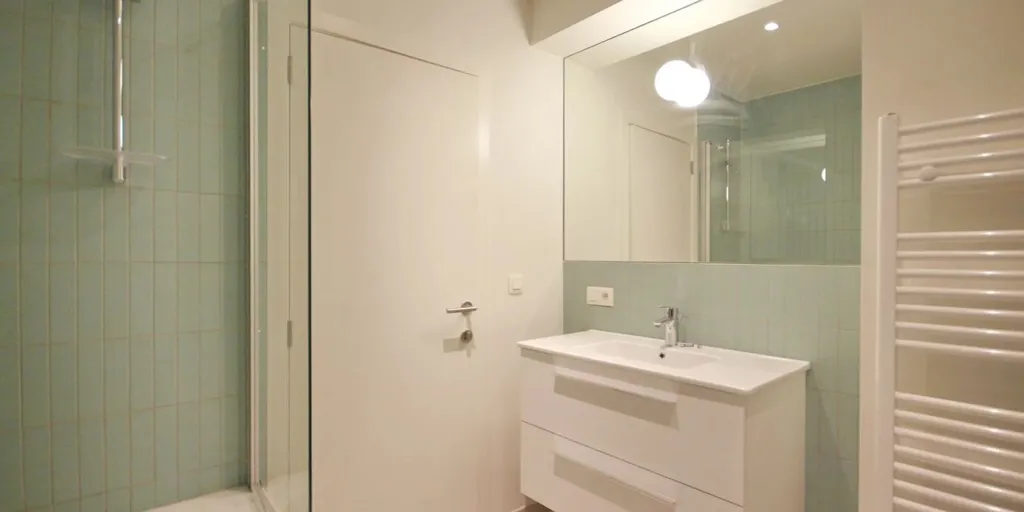 Salles de bain - Duplex Penthhouse Rénové à Sint-Gillis