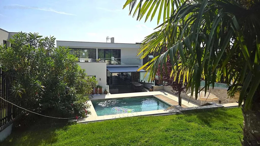 Piscine - Villa Haut de Gamme avec Piscine à Villevaude