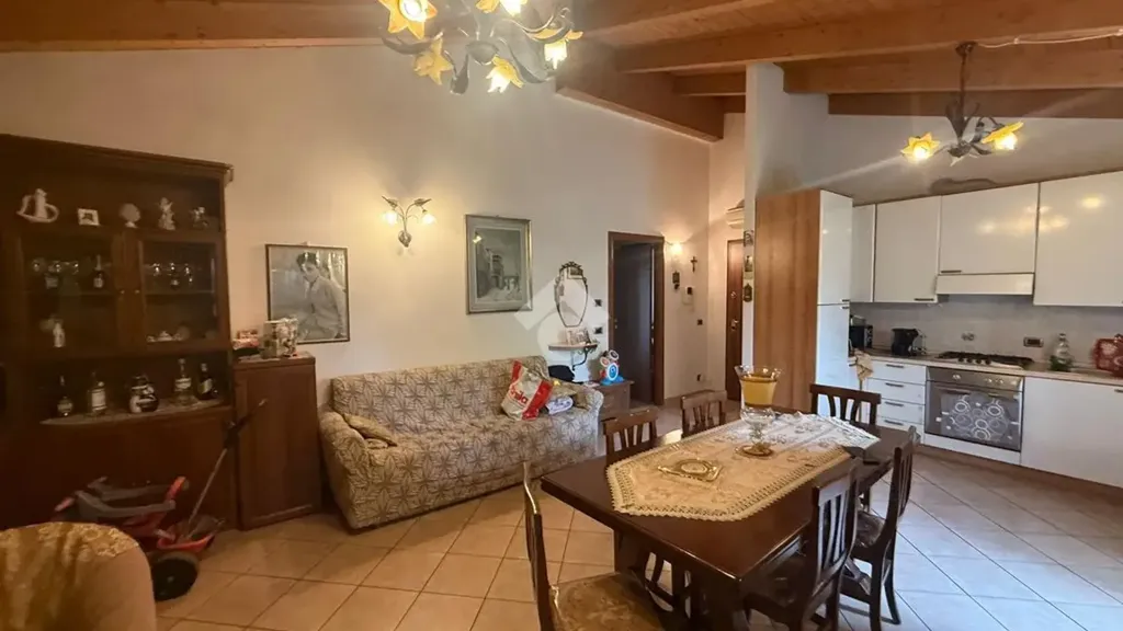 Salle à manger - Trilocale with Balconies in Gattatico