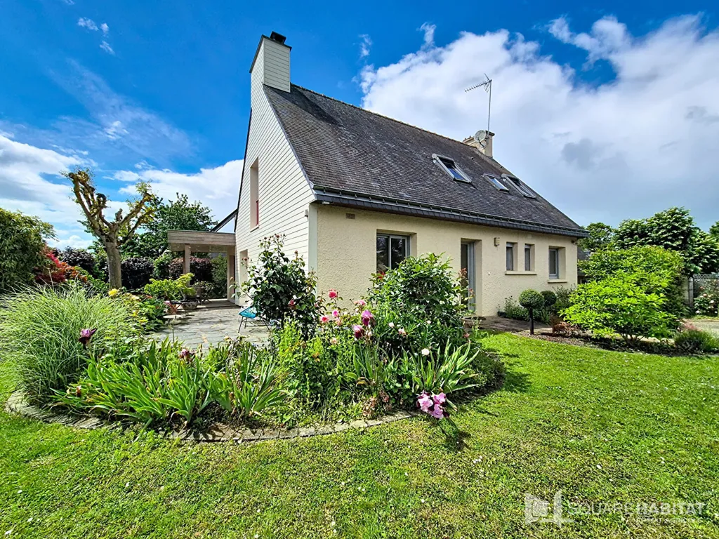 Garden - 5-Bedroom House with Terrace in Taupont
