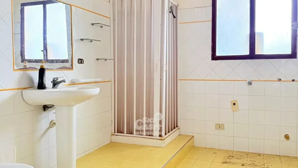Bathrooms - Villa with Private Garden in Marsala