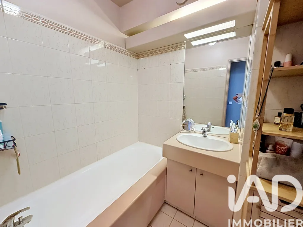 Bathrooms - Apartment with Parking in Versailles