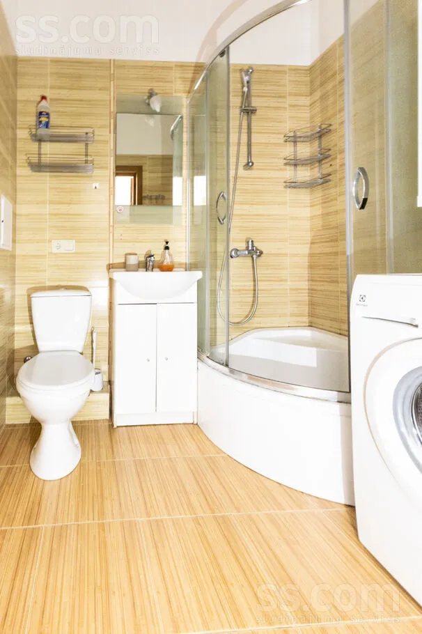 Salles de bain - Sunny Two-Bedroom Flat in Green Imanta