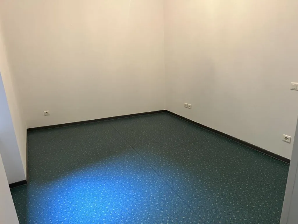 Pièces - Appartement Ensoleillé avec Ascenseur en Centre-Ville