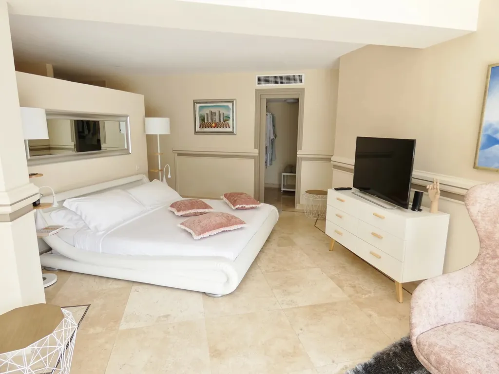 Chambres - Villa avec Vue Dominante sur le Vieux Village à Mougins