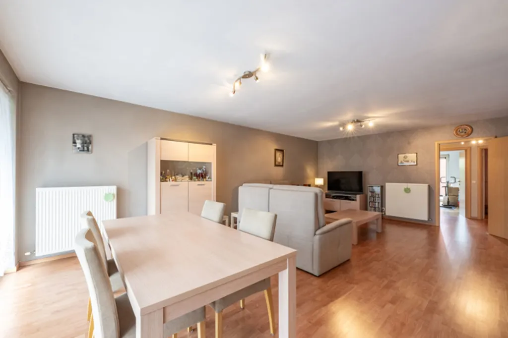 Salle à manger - Appartement Équipé avec Terrasse et Parking à Anvers