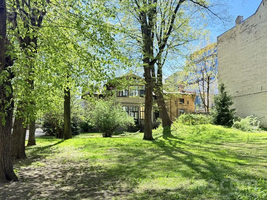 Aed - 6-Bedroom Apartment with Private Parking in Riga Centre