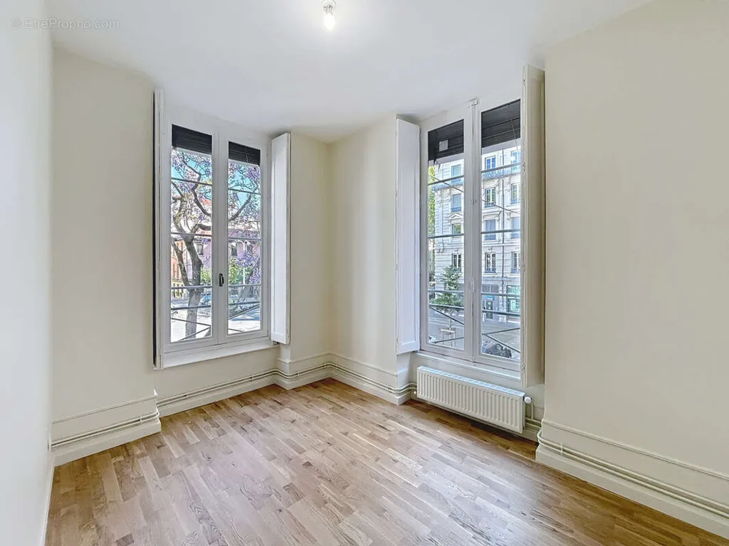 Pièces - Appartement Rénové avec Vue Dégagée à Lyon 6ème