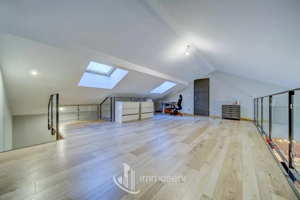 Pièces - Villa avec Vue Panoramique et Piscine à Escherange