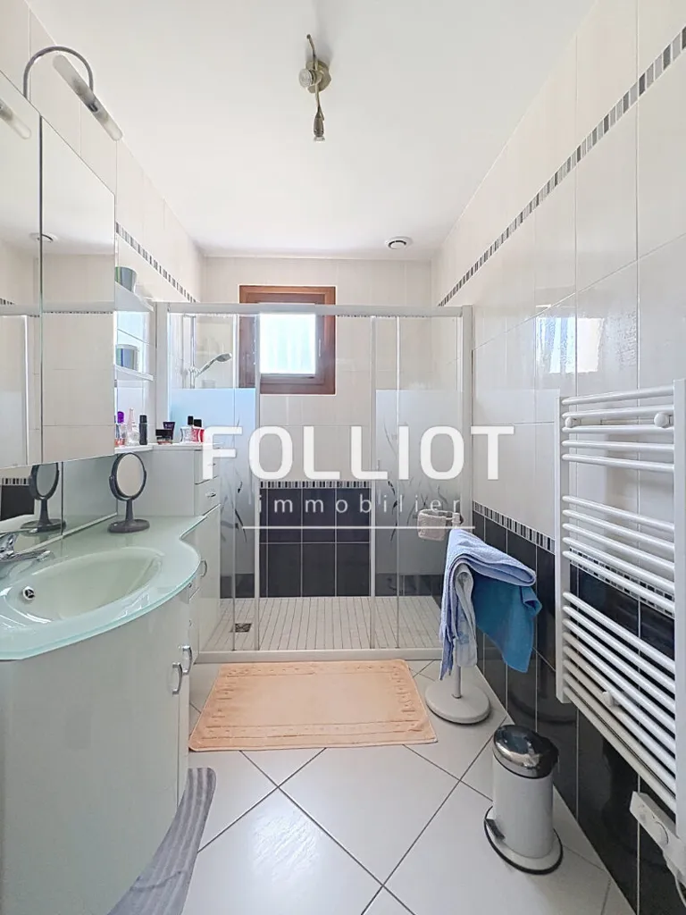 Salles de bain - Maison avec Vue Panoramique à Domjean