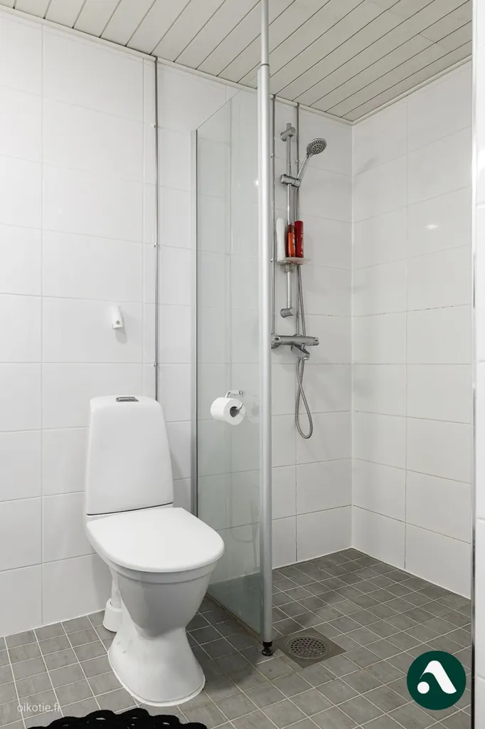 Salles de bain - Bright Two-Bedroom Apartment with Terrace in Nokia