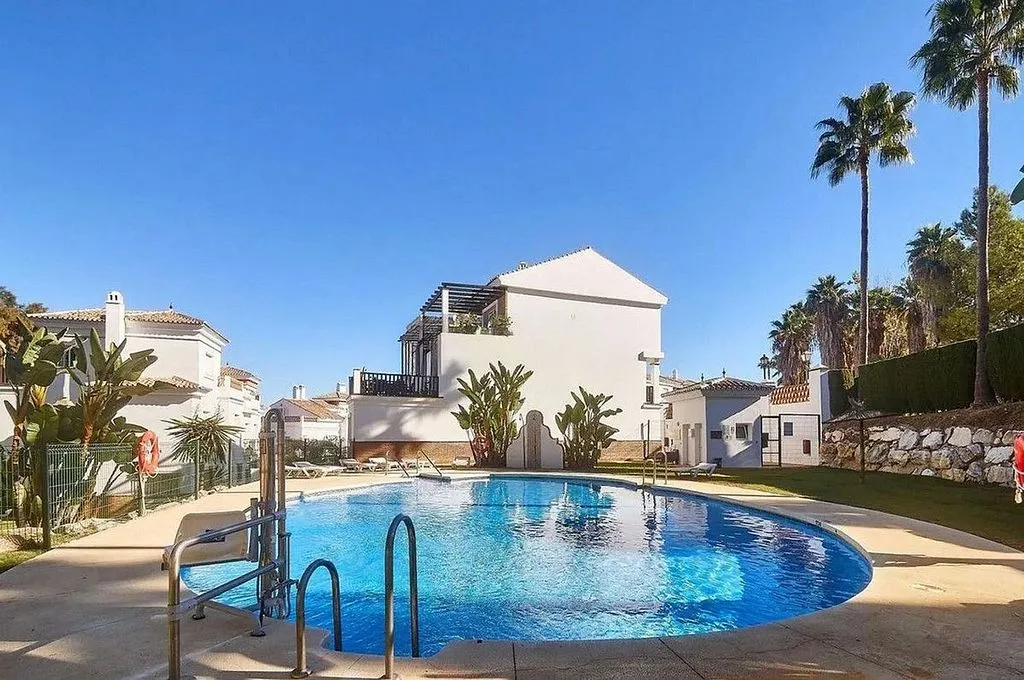 Bassein - Terraced House with Pool in Lauro Golf