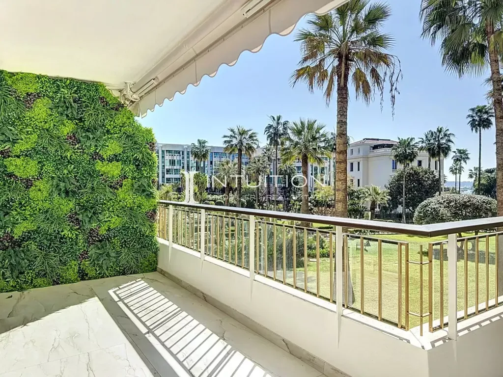 Rõdu - 2-Bedroom Apartment with Sea View in Cannes Croisette