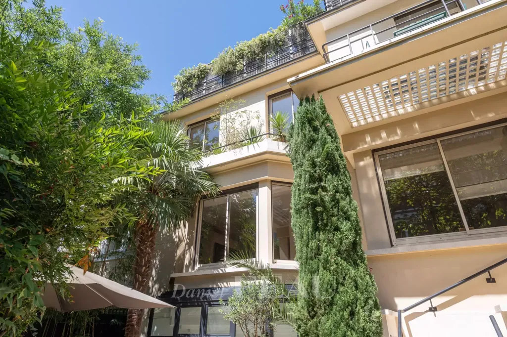Välivaade - Mansion with Swimming Pool in Neuilly-sur-Seine