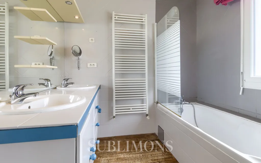 Bathrooms - Charming Stone House with Terrace in Vannes