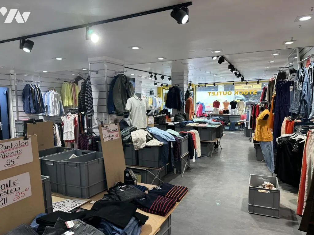 Rooms - Commercial Space with Vitrine in Lille Centre