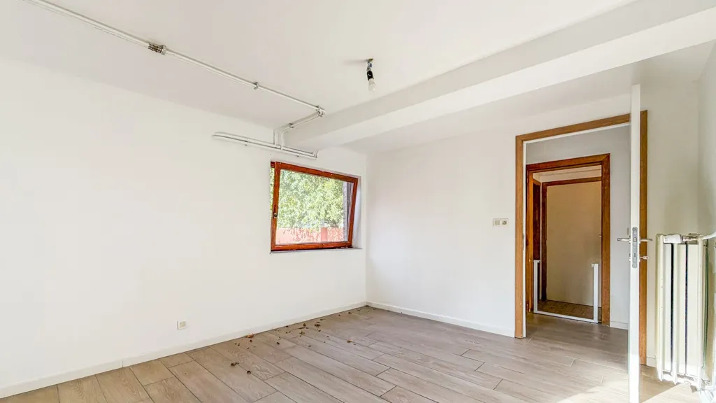 Pièces - Villa Rénovée avec Jardin et Bureau à Proximité des Axes