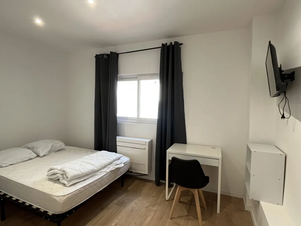 Chambres - Appartement Meublé 7 Pièces avec Hauteurs sous Plafond à Lille