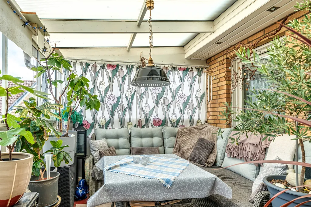 Terrasse - Bright Three-Bedroom Flat with Balconies in Ekeby
