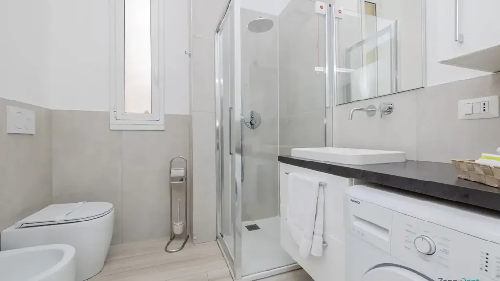 Salles de bain - Brightly Laid-out Flat with Balcony in Milan
