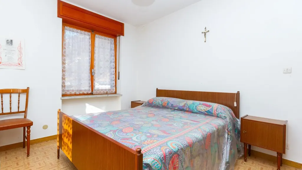 Chambres - Detached House with Three Garages in Frassino
