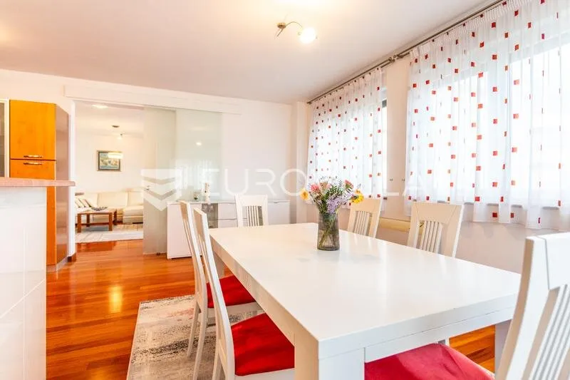 Söögituba - Spacious 3-Bedroom Apartment with Sea View in Zenta, Split