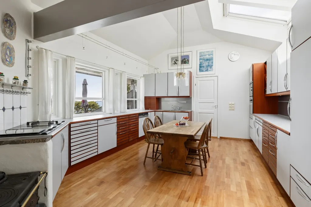 Cuisine - Architectural Detached House with Private Pier in Groos