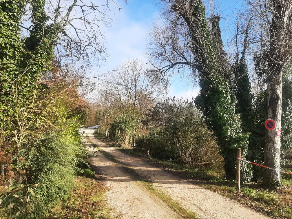 Aed - Penthouse-Style Plot with Valley View near Besançon