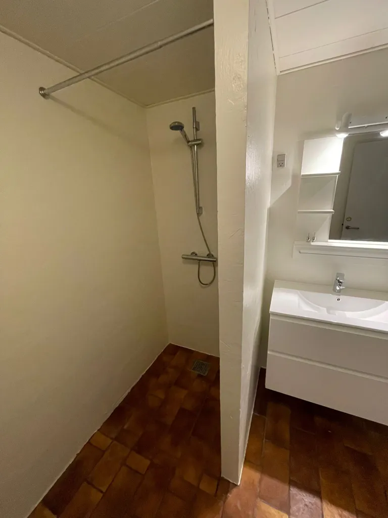 Salles de bain - Modernised 4-Bed Flat with View in Herning