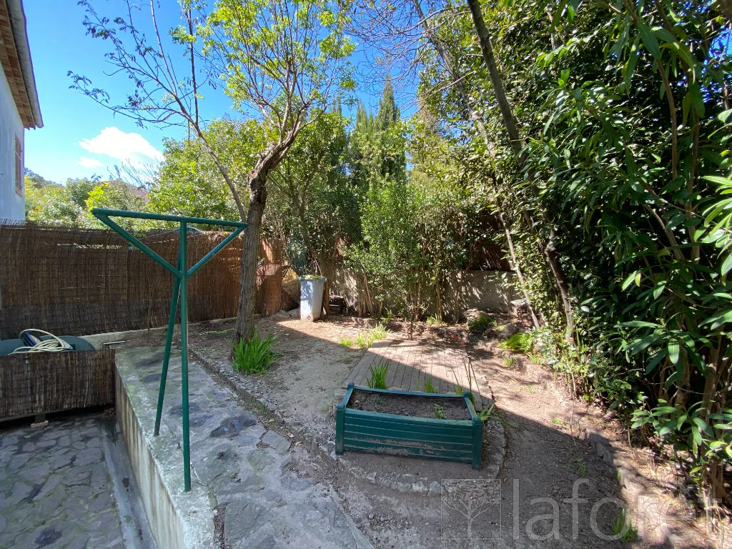 Garden - Apartment with Private Garden near Saint-Raphaël