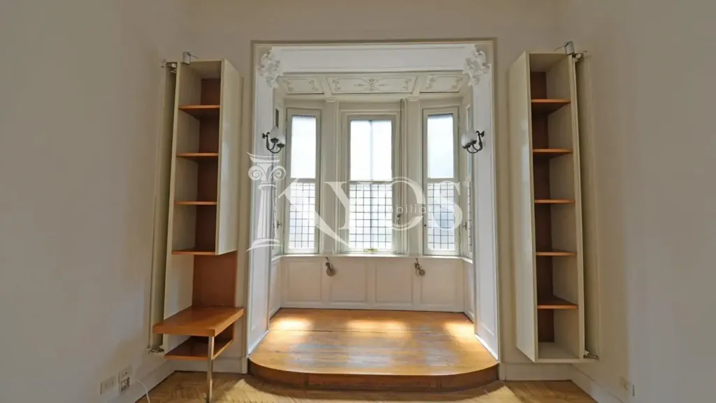 Esik - Historic Triplex with Balcony in Milan