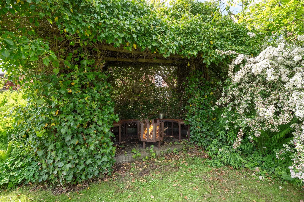 Aed - Victorian Villa with Garden in Kjellerup