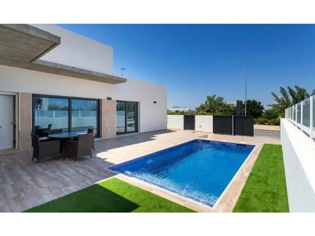 Piscine - New Villa with Pool in Daya Nueva