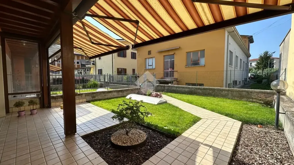 Aed - Terraced Villa with Private Garden in Bussolengo
