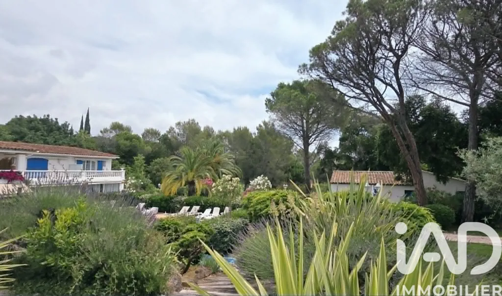 Aed - Renovated 2-Bed Apartment with Pool in Saint-Raphaël