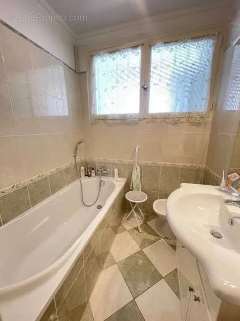 Salles de bain - Appartement T3 avec Balcon au Centre-ville d'Alès