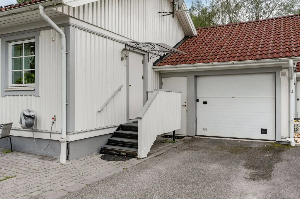 Exterior - One-Storey Villa with Garden in Skara