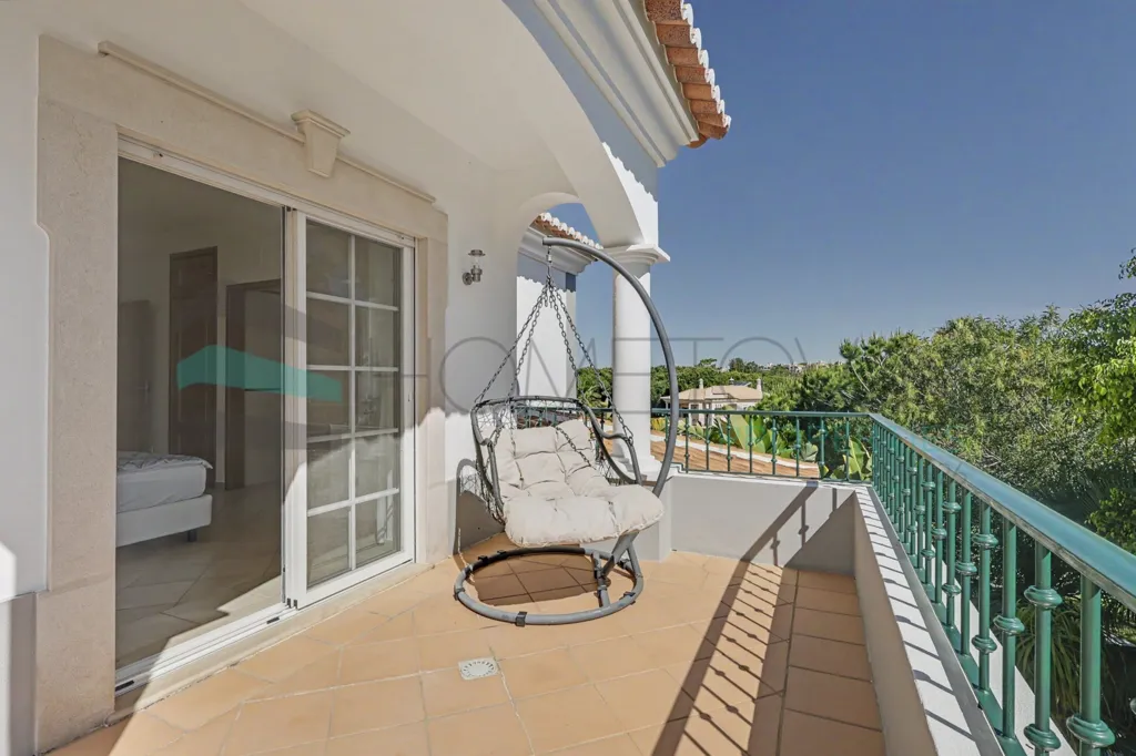 Balcone - 5-Bed Villa with Pool in Vila Sol, Loulé