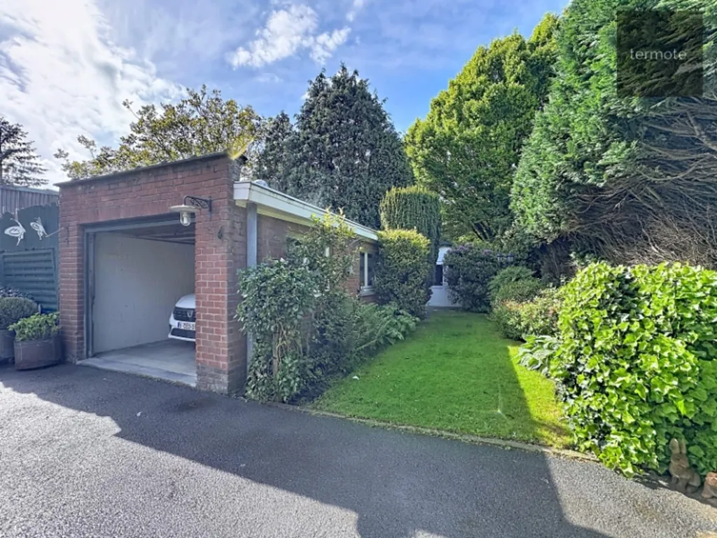 Garaaž - Semi-detached House with Terrace in Quiet Area
