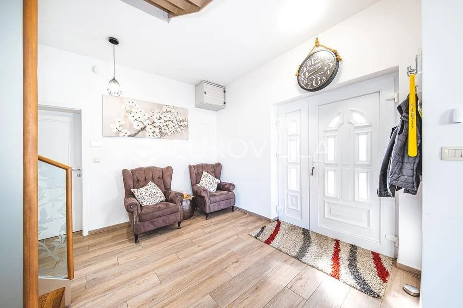 Esik - Modern Villa with Office in Samobor Centre