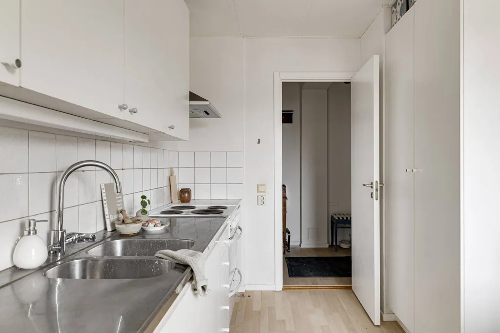 Cuisine - Spacious 1st Floor Flat with Garden View in Kirseberg