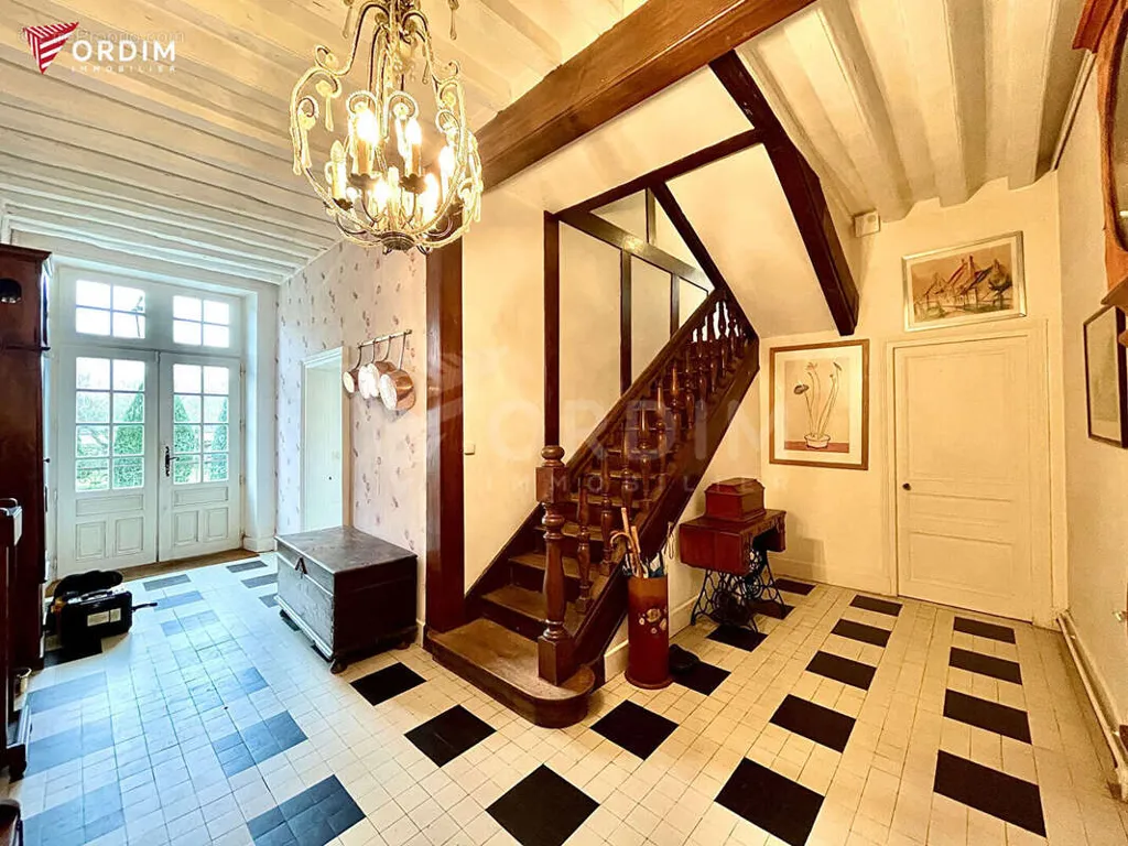 Esik - Historic Manor with Courtyard in Puisaye