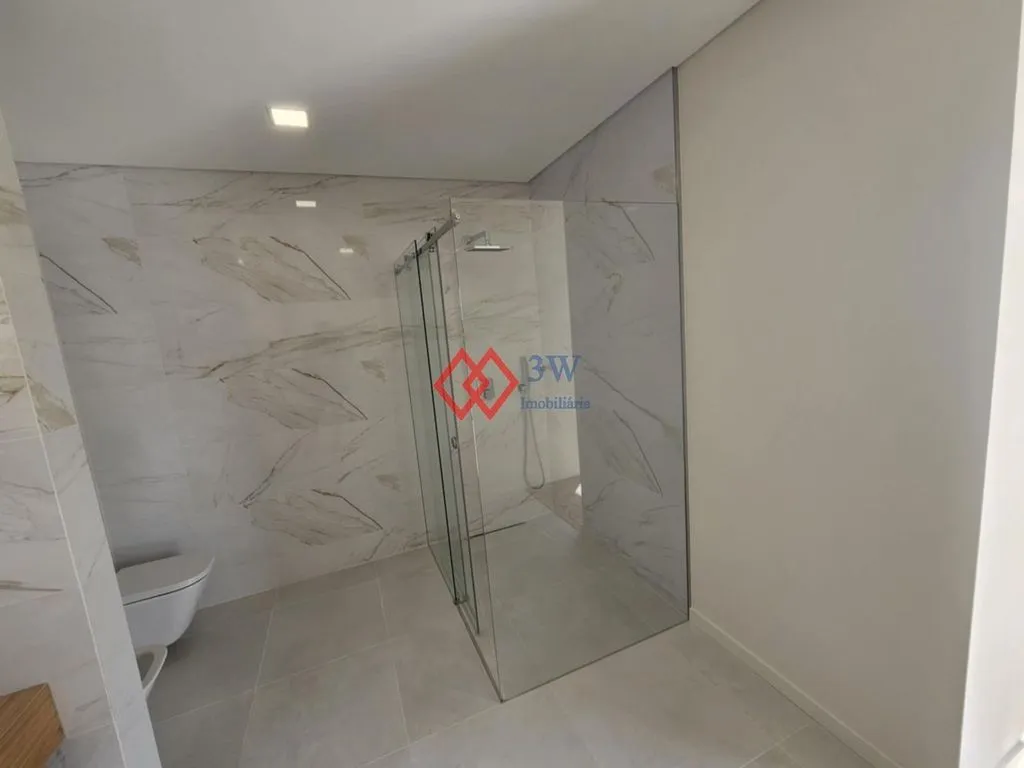 Bathrooms - Luxury House with Pool in Entroncamento