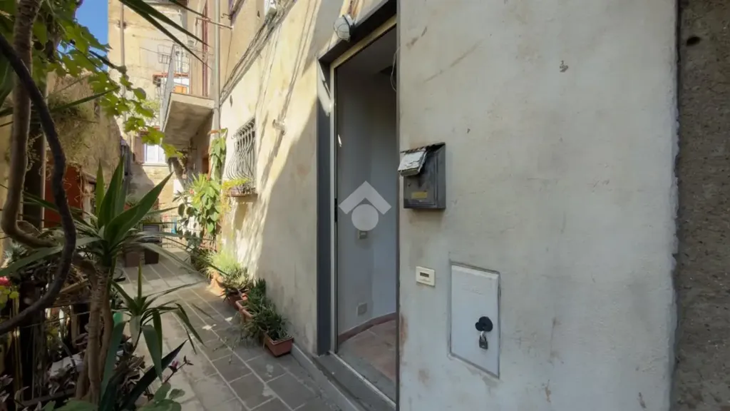 Aed - Bright Studio with Potential for Conversion in Castelnuovo di Porto