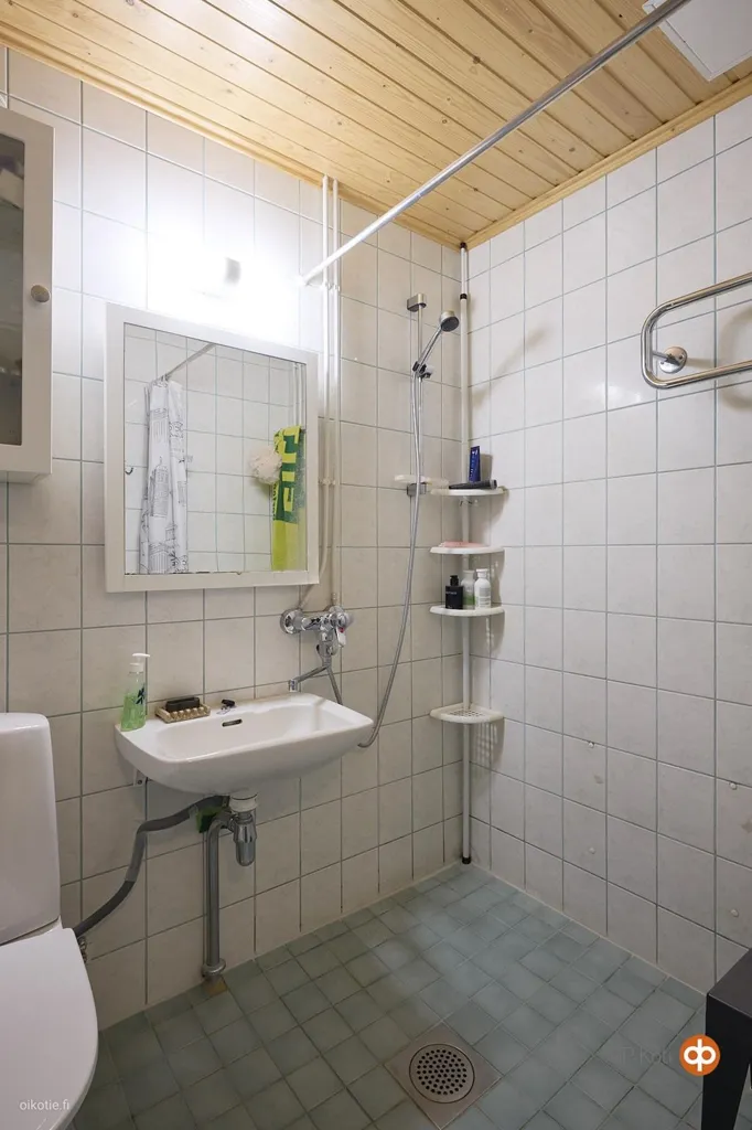 Vannitoad - One-Bedroom Flat with Garden Access in Halikko