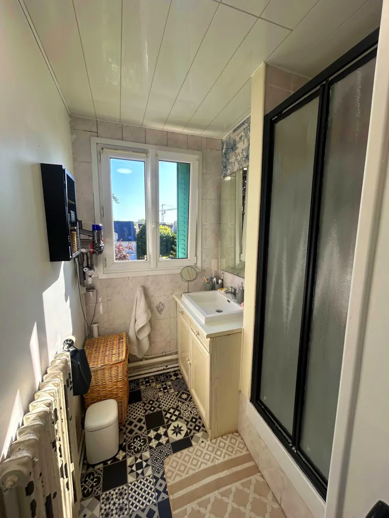 Bagni - 4-Piece Apartment with RER C Access in Étampes