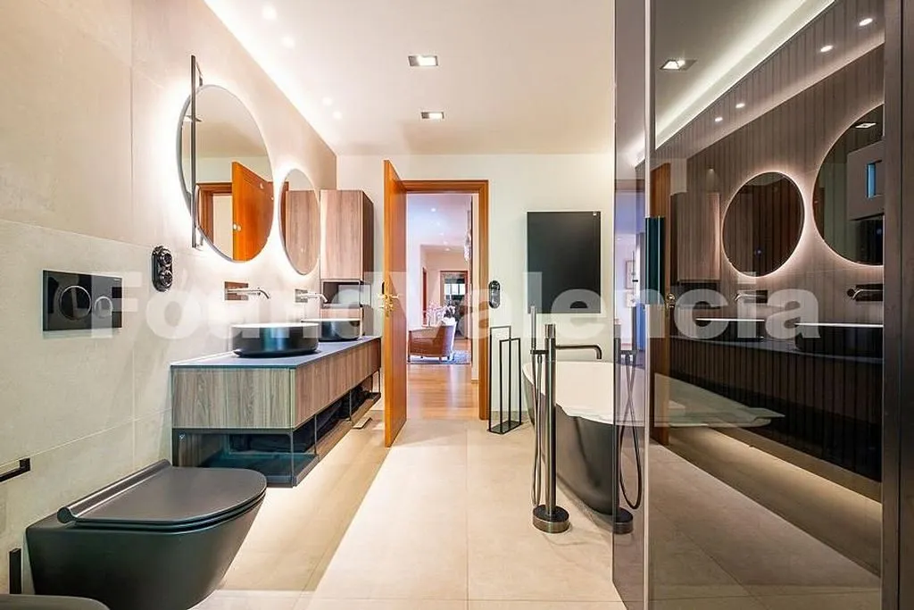 Salles de bain - Reformed Mediterranean Villa with Pool in El Bosque