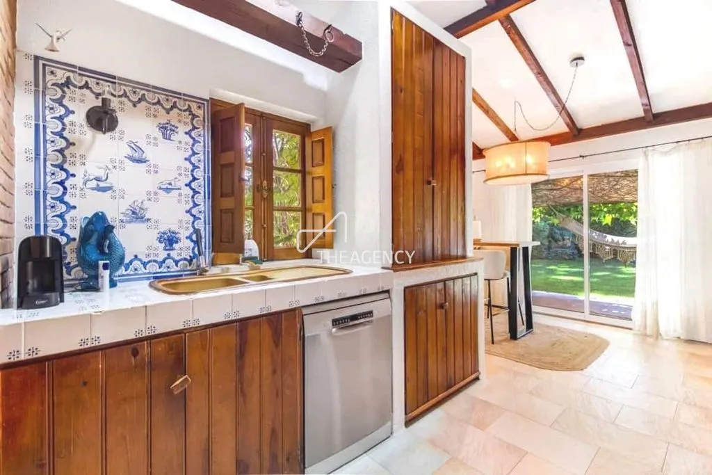 Kitchen - Luxury Villa with Pool in Charneca de Caparica