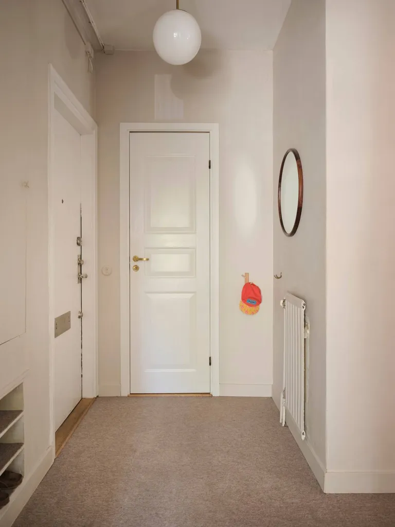 Esik - Funkistyle Flat with Balcony in Midsommarkransen