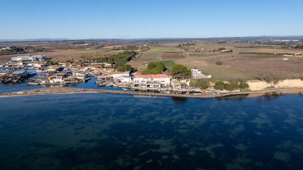 Vue aérienne - Ferme de Coquillages avec Restaurant sur l'Étang de Thau